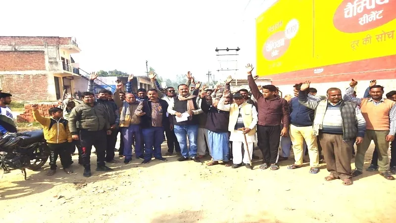 रायबरेली : खस्ताहाल सड़क को लेकर ग्रामीणों ने किया प्रदर्शन