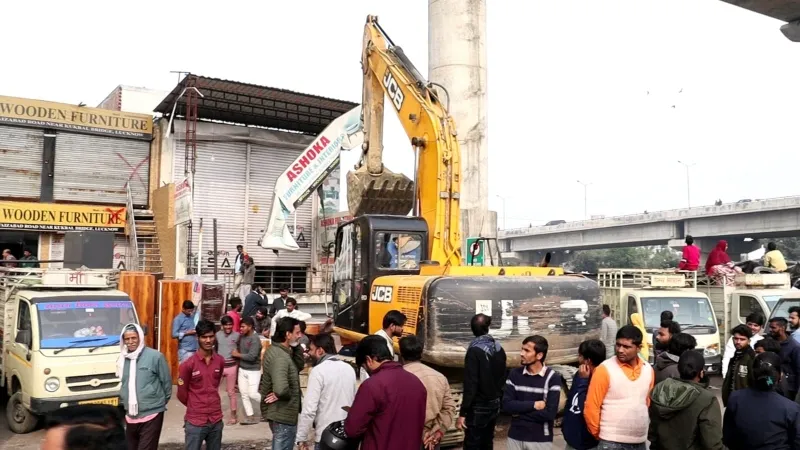 लखनऊ में अतिक्रमण पर बड़ी कार्रवाई, कुकरैल रिवरफ्रंट की जद में आये निर्माण पर चला बुलडोजर  