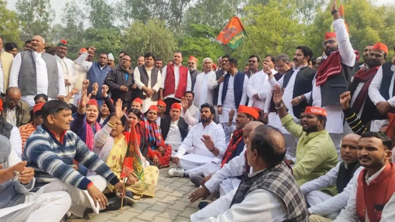 सांसदों का निलम्बन : SP कार्यकर्ताओं ने जताया विरोध, कलेक्ट्रेट पर किया प्रदर्शन - PM को बताया तानाशाह  