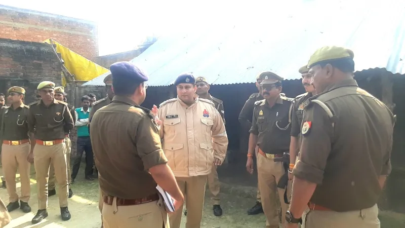 सीतापुर में मासूम के रोने से बिफरे ससुर ने पोते और बहू को बांके से काट डाला, छत पर चढ़कर काटा हंगामा  