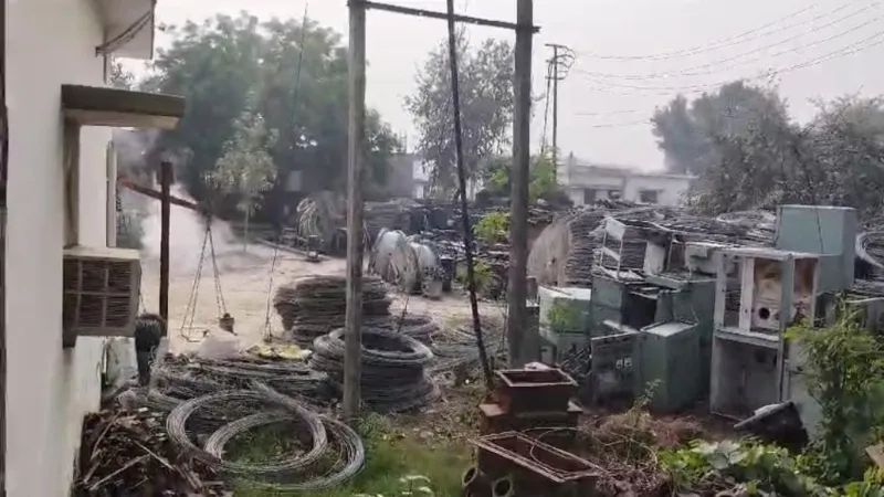 कौशांबी : विद्युत विभाग के भंडारण से नहीं मिला किसानों को सामान, सैंकड़ों किसान परेशान 