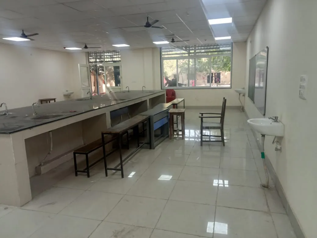 बरेली: करोड़ों की लागत से कॉलेज का भवन तैयार, लैब में प्रयोग के लिए कोई सामान नहीं