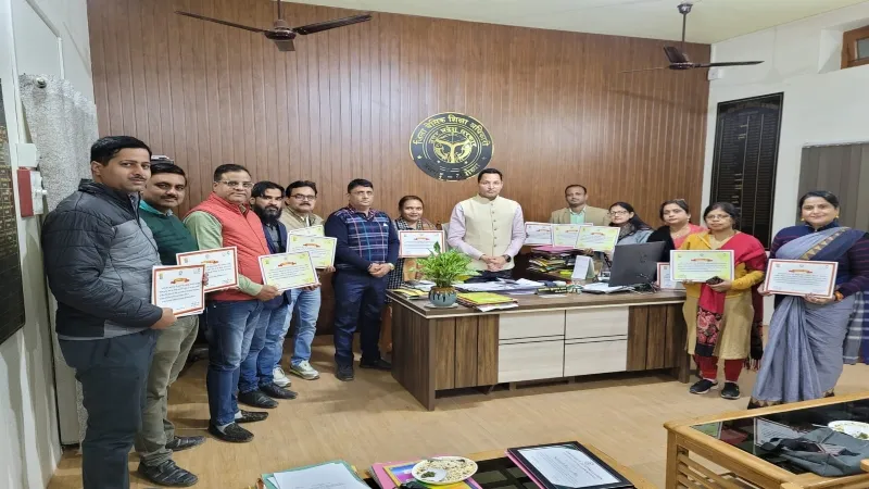 अयोध्या में सम्मानित किए गए ब्लॉक नोडल, मेंटर्स और जिला सह प्रभारी 