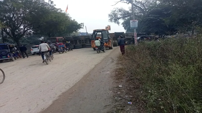 अमेठी : नेशनल हाइवे पर मौरंग से लदा ट्राला पलटा, 5 घंटे यातायात रहा बाधित