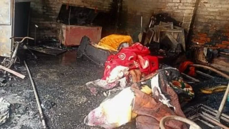 Prayagraj fire : शॉर्ट सर्किट से लगी भीषण आग, जलकर राख हुआ बेटी के दहेज का सामान