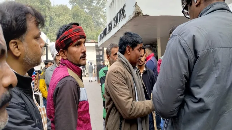 Video : रात भर इलाज के लिए KGMU में भटकता रहा मरीज, डॉक्टर बोले - समय पर आते तो बच जाती जान