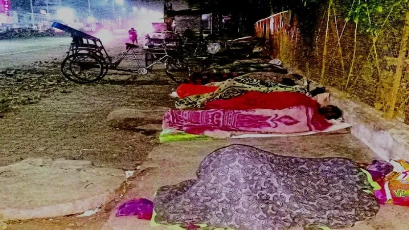 प्रयागराज : ठंड के साथ बढ़ी गलन, नहीं बने रैन बसेरे - सड़क पर ठिठुर रहे लोग