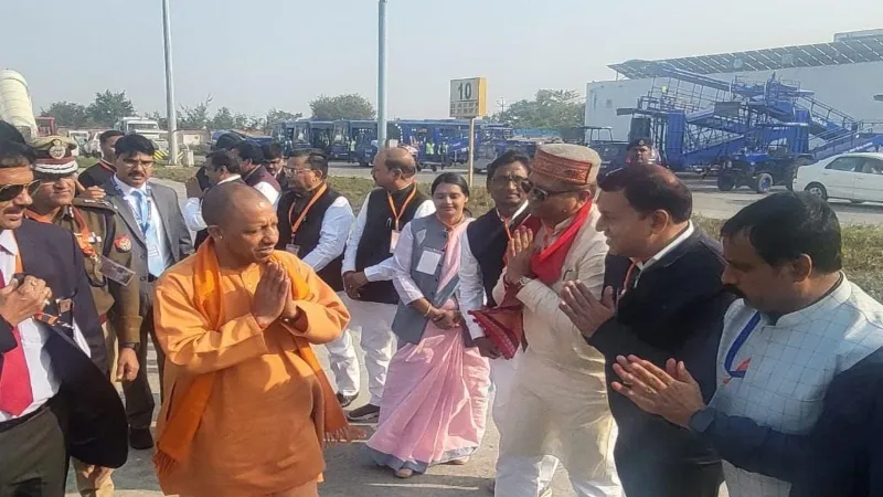 वाराणसी पहुंचे PM मोदी, सीएम योगी ने किया स्वागत 