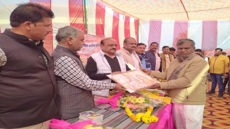 हरदोई सांसद ने अधिकारियों से कहा - सरकारी योजनाओं के लाभ से वंचित न रहे कोई