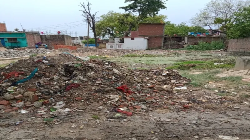 गोंडा : बरियारपुरवा में तालाब पर हो रहा कब्जा, सभासद ने डीएम से की शिकायत