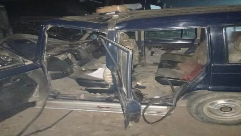 तेज रफ्तार पुलिस वाहन अनियंत्रित होकर पेड़ से टकराया, 4 सिपाही गंभीर रूप से घायल