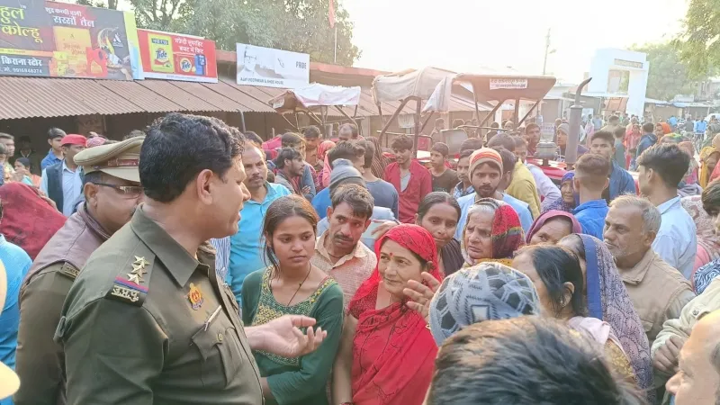 अमेठी : अनियंत्रित डम्पर ने बालक को रौंदा, भीड़ ने जाम की रोड 