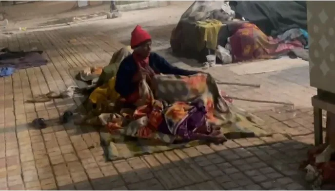 बरेली: ठंड का सितम जारी, बिन रैन बसेरों के सड़क पर ठिठुर रहे राहगीर