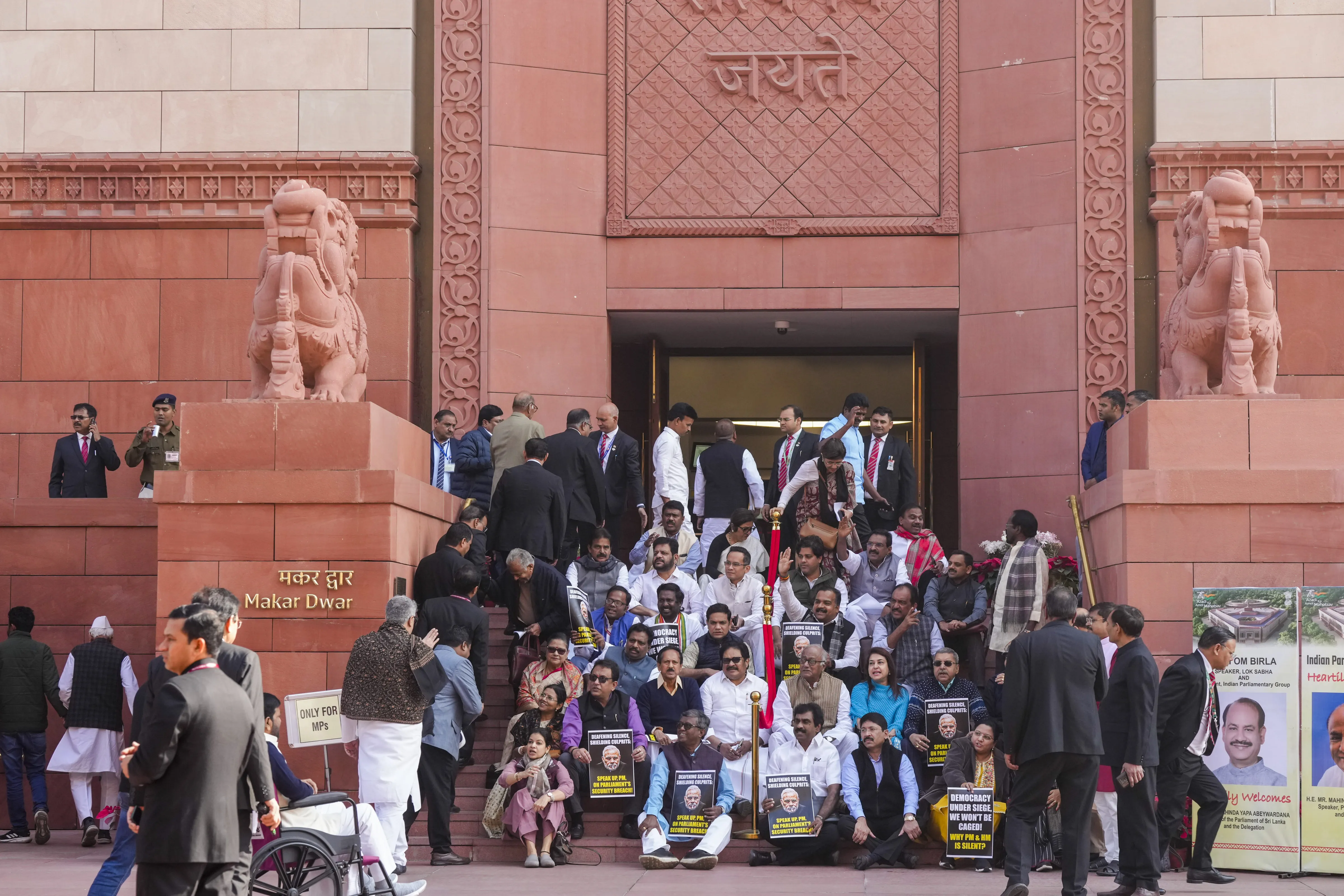 सुरक्षा चूक पर विपक्ष का जोरदार हंगामा, लोकसभा और राज्यसभा की कार्यवाही 2 बजे तक स्थगित