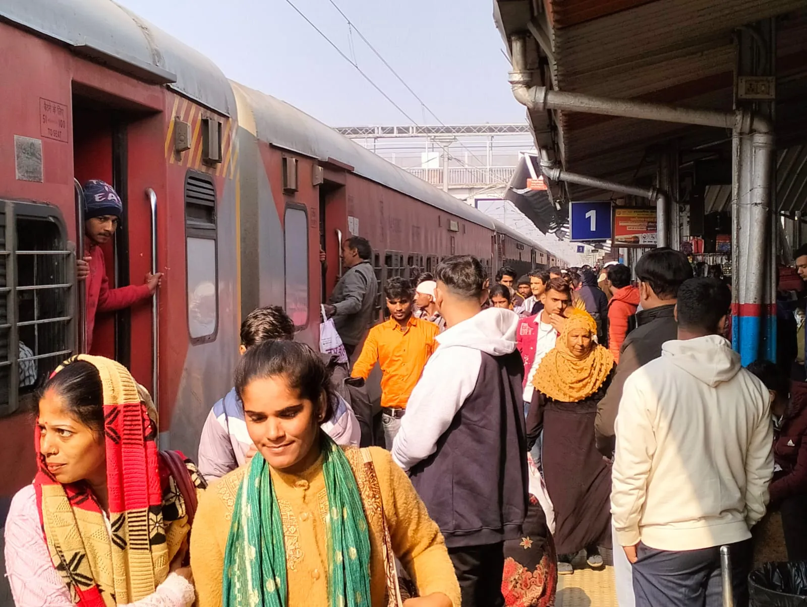 बरेली: डायवर्ट ट्रेनों की लोकेशन नहीं मिलने से घंटों यात्री करते रहें इंतजार, बड़ी तादाद में ट्रेनें निरस्त और डायवर्ट 