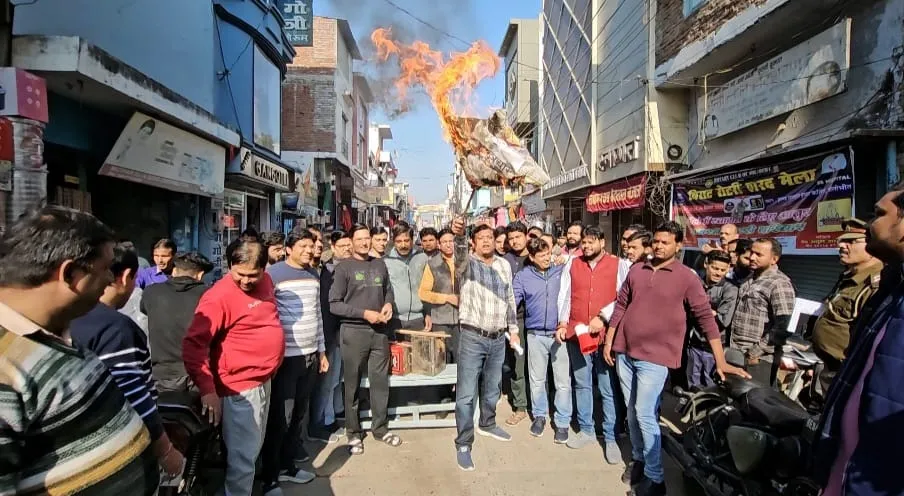 पीलीभीत : व्यापारियों ने बजाए पीपे और लगाए जागो प्रशासन के नारे..फिर फूंका पुतला, जानिए पूरा मामला