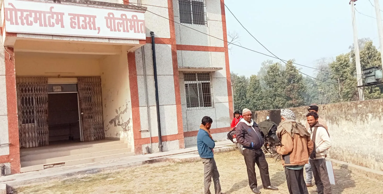 पीलीभीत: बच्चों को खाना खिलाकर सुलाया और फंदा लगाकर महिला ने दे दी जान, बाग में मिला शव, मचा कोहराम