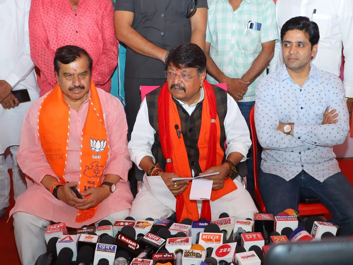 इंदौर-1 से  कैलाश विजयवर्गीय ने बढ़त बनाई, घर के बाहर समर्थकों का जश्न