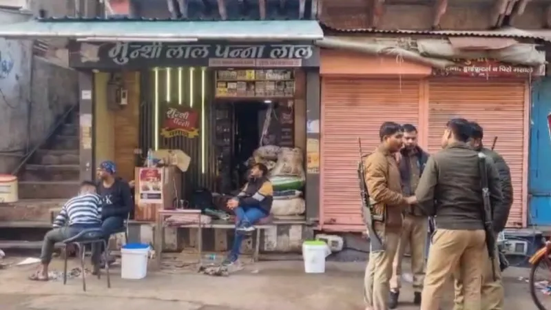 Agra IT Raid : मुंशी पन्ना के ठिकानों पर टीम कर रही छापेमारी, टैक्स चोरी का मिला है इनपुट  