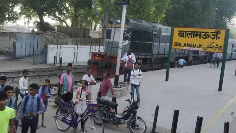 हरदोई : ट्रेन की चपेट में आने से बाइक सवार की मौत, बंद क्रासिंग को कर रहा था पार 