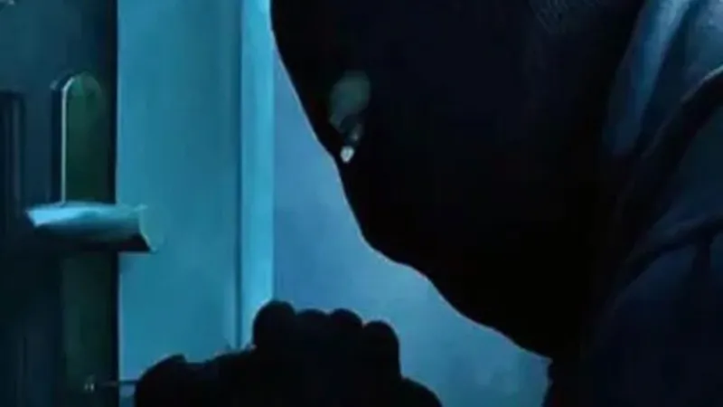 Video : सीसीटीवी कैमरे में कैद हुआ चोर, हथौड़ी लेकर तोड़ रहा था दुकान का ताला