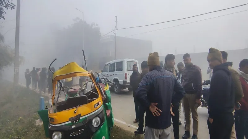 कौशांबी में भीषण सड़क हादसा, ऑटो और ट्रक में भिड़ंत - गाड़ी के उड़े परखच्चे 