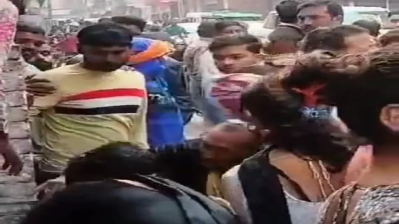 Video : सुल्तानपुर में किन्नरों की आपस में जमकर हुई फाइट, जमकर चले लात-घूंसे   