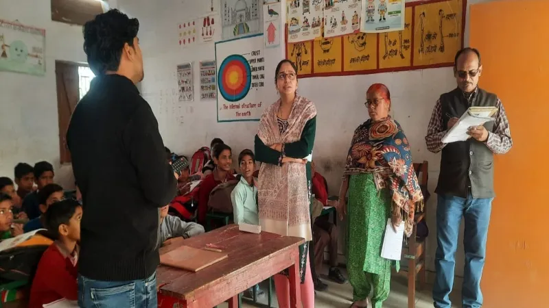 हरदोई : सीडीओ ने किया विद्यालय का निरीक्षण, हर सवाल का बच्चों ने दिया बेबाकी से जवाब
