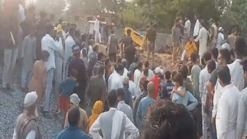 मऊ में बड़ा हादसा, भरभराकर गिरी ईदगाह की दीवार में कई महिलाएं दबी - तीन की मौत  