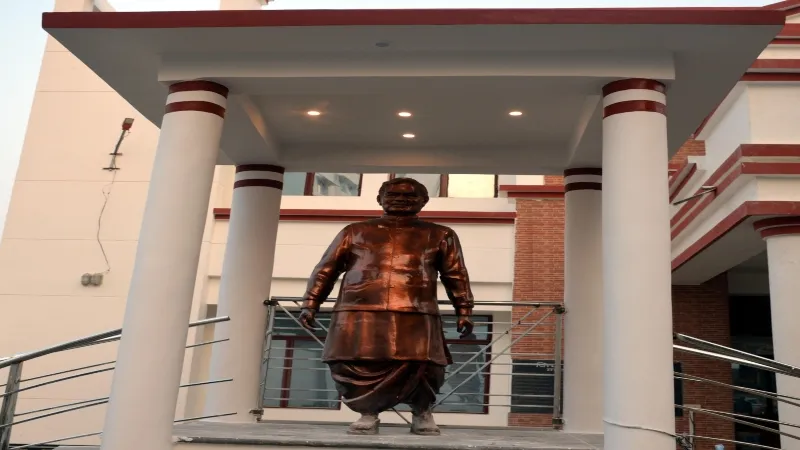 अयोध्या :15 माह बाद अब जिला पंचायत परिसर में अटल प्रतिमा का होगा आज अनावरण 