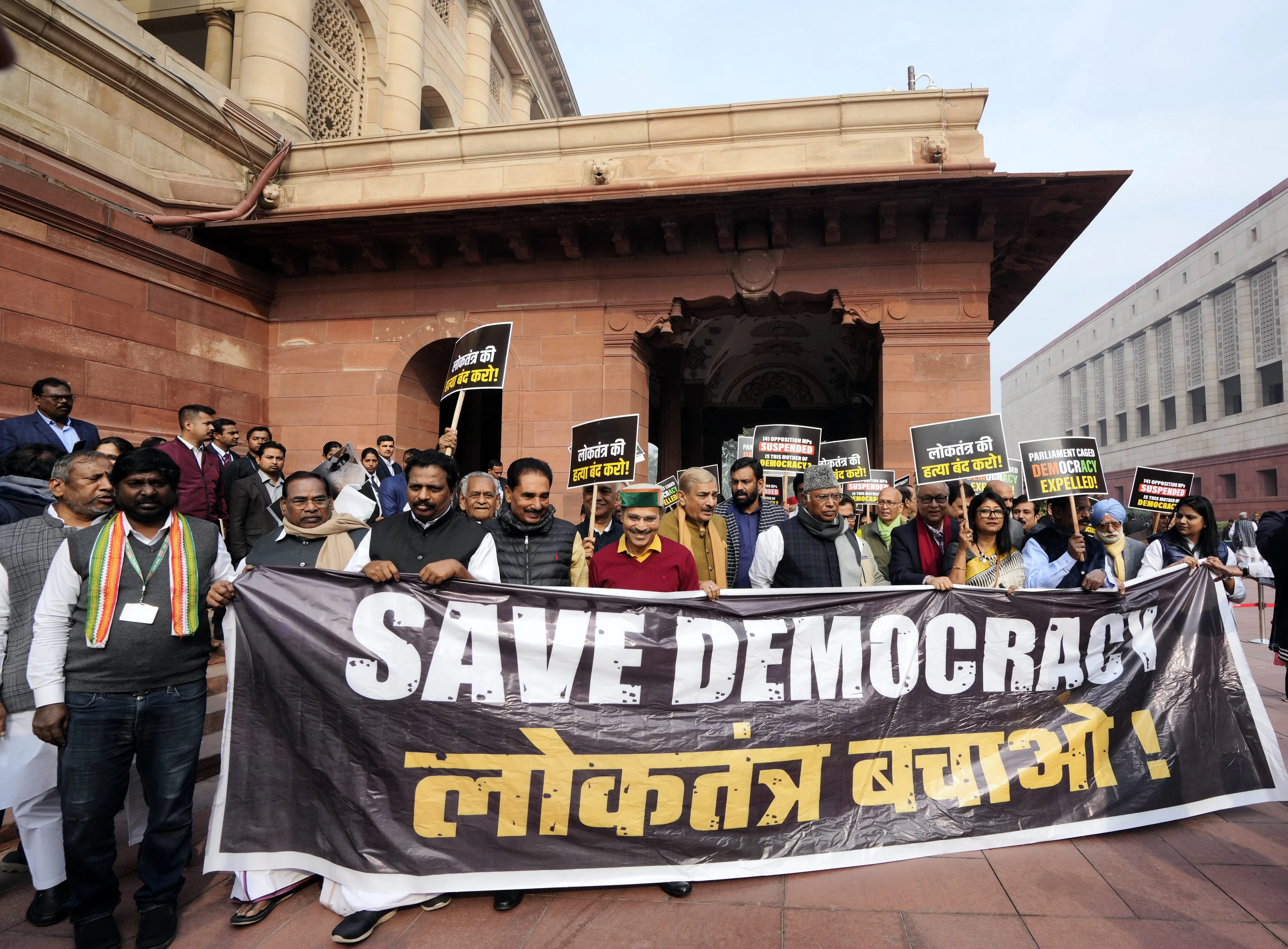 सांसदों के निलंबन के खिलाफ विपक्षी सांसदों ने निकाला मार्च, खड़गे बोले- लोकतंत्र की हत्या कर रही सरकार