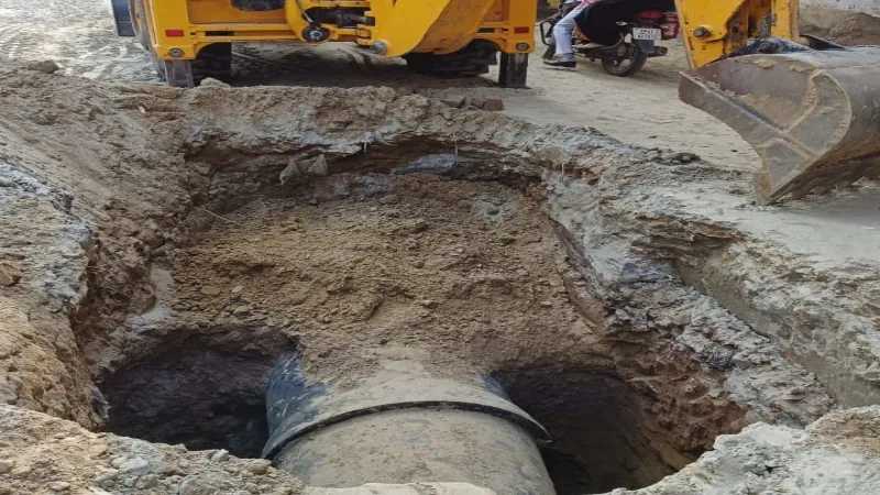 अयोध्या : स्कूल के निकट खोद दिया बेतरतीब गड्डा, बच्चों के सामने संकट