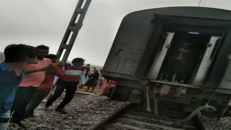 बांदा में डिरेल होने से बची चंबल एक्सप्रेस, इंजन से टकराया मवेशी - तीन बोगियां हुईं अलग