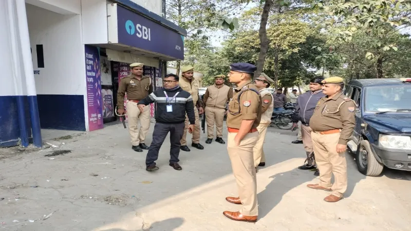संतकबीरनगर : बैंक में पुलिस अधीक्षक ने किया निरीक्षण, जांची सुरक्षा  