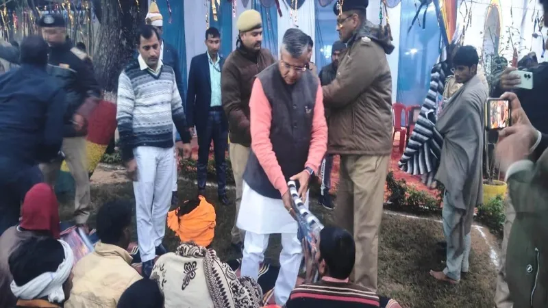 सीतापुर में कारागार मंत्री ने 40 कैदियों को कंबल और धार्मिक ग्रंथ किये भेंट 