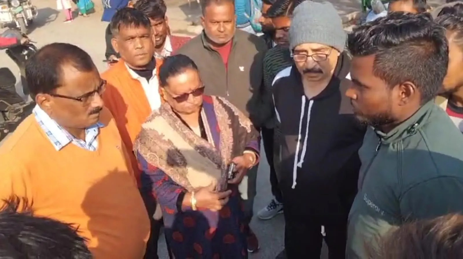 बरेली: डोर टू डोर- वेतन न मिलने पर कर्मचारियों ने काम बंद रखकर राजेंद्रनगर में लगाया जाम