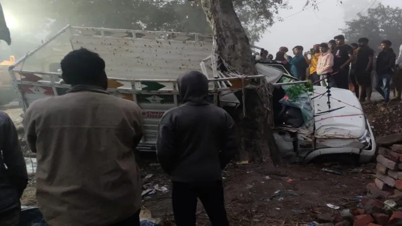 प्रतापगढ़ : अनियंत्रित पिकअप पेड़ से टकराई, चालक की मौत