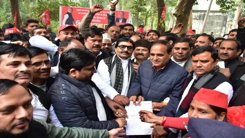 सांसदों का निलंबन : सपा ने किया बड़ा प्रदर्शन, कहा - तानाशाह भाजपा सरकार को करें बर्खास्त 