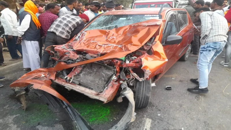 हरदोई : ट्रक और आल्टो कार की सीधी भिड़ंत में सीआरपीएफ चालक की मौत