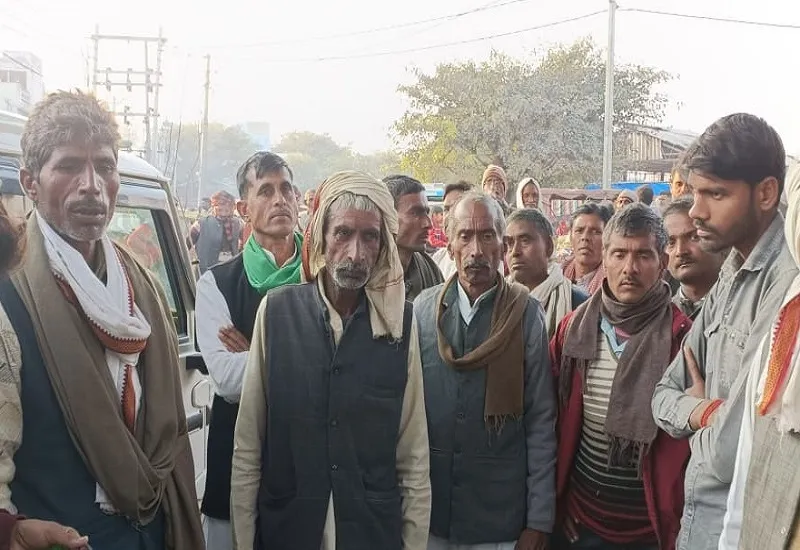 संभल : 2350 रुपये के लिए हुई मारपीट, घायल किशोर की उपचार के दौरान मौत, शव लेकर थाने पहुंचे परिजन 