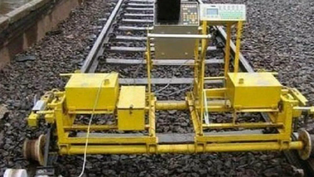 बरेली: सर्दियों में पटरियां चटखने का खतरा, बढ़ाई गई नाइट पेट्रोलिंग