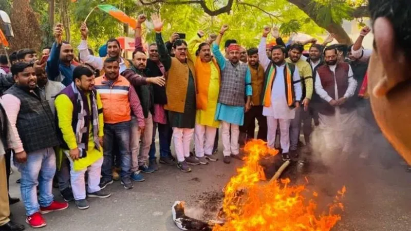 झारखंड कैश कांड : भाजपा कार्यकर्ताओं और पदाधिकारियों ने निकाला विरोध मार्च, जलाया पुतला