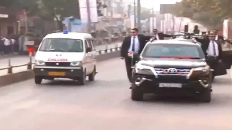 Video - वाराणसी में पीएम मोदी के काफिले ने एम्बुलेंस को दिया रास्ता   