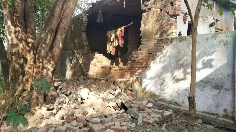 सीतापुर में तेज धमाके से मकान में लगी आग, छत और दीवारें क्षतिग्रस्त