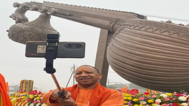 बेहद प्रसन्न दिखे CM योगी, अयोध्या में ली Selfie 