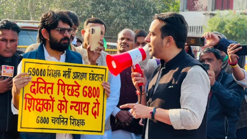 69000 शिक्षक भर्ती : जयंत चौधरी ने अभ्यर्थियों से की मुलाकात, कहा - अधिकारों के साथ खिलवाड़ कर रही BJP
