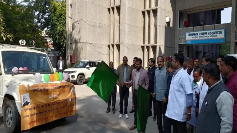 लखनऊ : पशुओं का टीकाकरण करने को सचल दल रवाना, CDO ने दिखाई हरी झंडी 