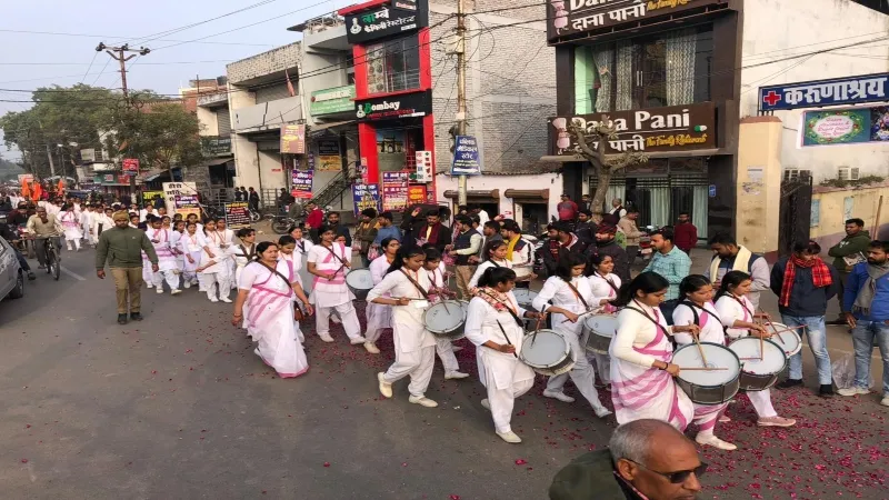 पहली बार सुल्तानपुर में निकला बहनों का पथ संचलन, पुष्पवर्षा से हुआ स्वागत 