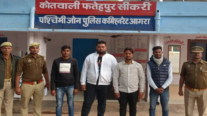 आगरा : पर्यटकों से करते थे ठगी, पुलिस ने चार युवकों को किया गिरफ्तार 