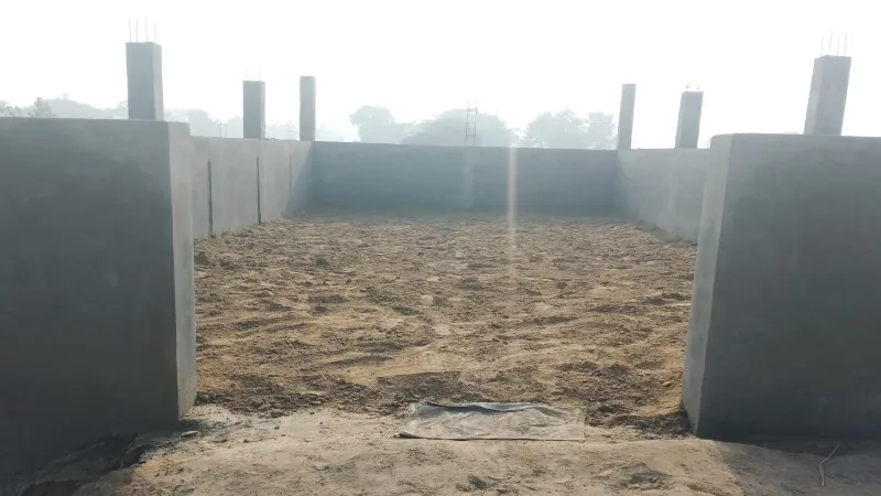 बहराइच में खलिहान की जमीन पर बनवा दिया आरआरसी सेंटर, ग्रामीणों में नाराजगी